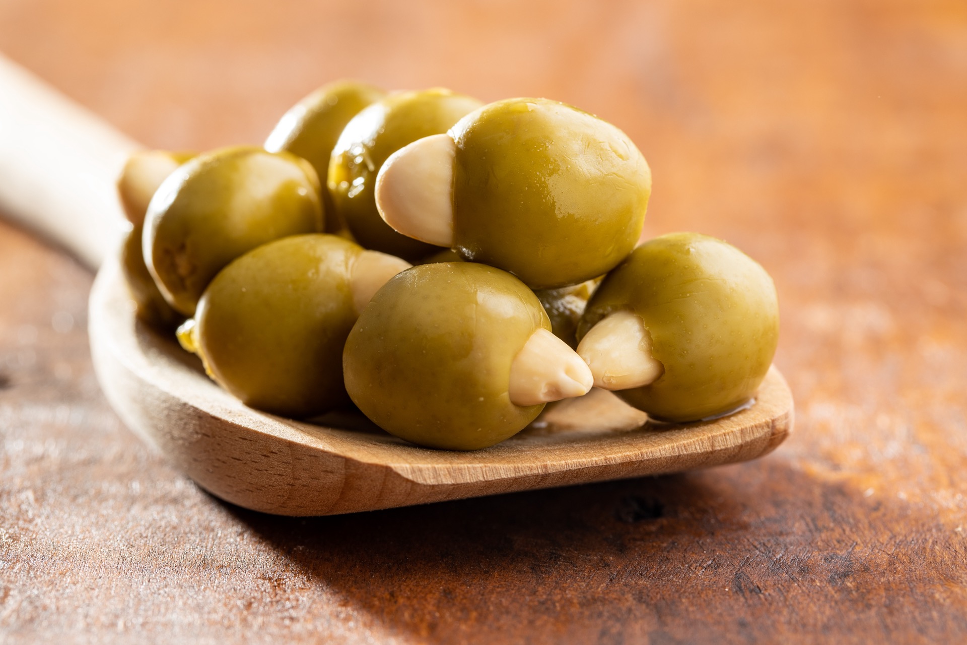 Olive-verdi-snocciolate-ripiene-di-mandorle-su-cucchiaio-di-legno.jpg (355 KB)